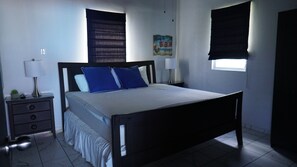 2 chambres, fer et planche à repasser, lit de bébé portatif