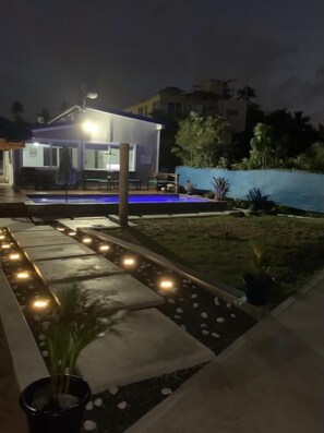 Una piscina al aire libre