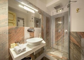 Quarto casal luxo | Banheiro | Chuveiro, chuveiro com efeito de chuva, secador de cabelo, chinelos