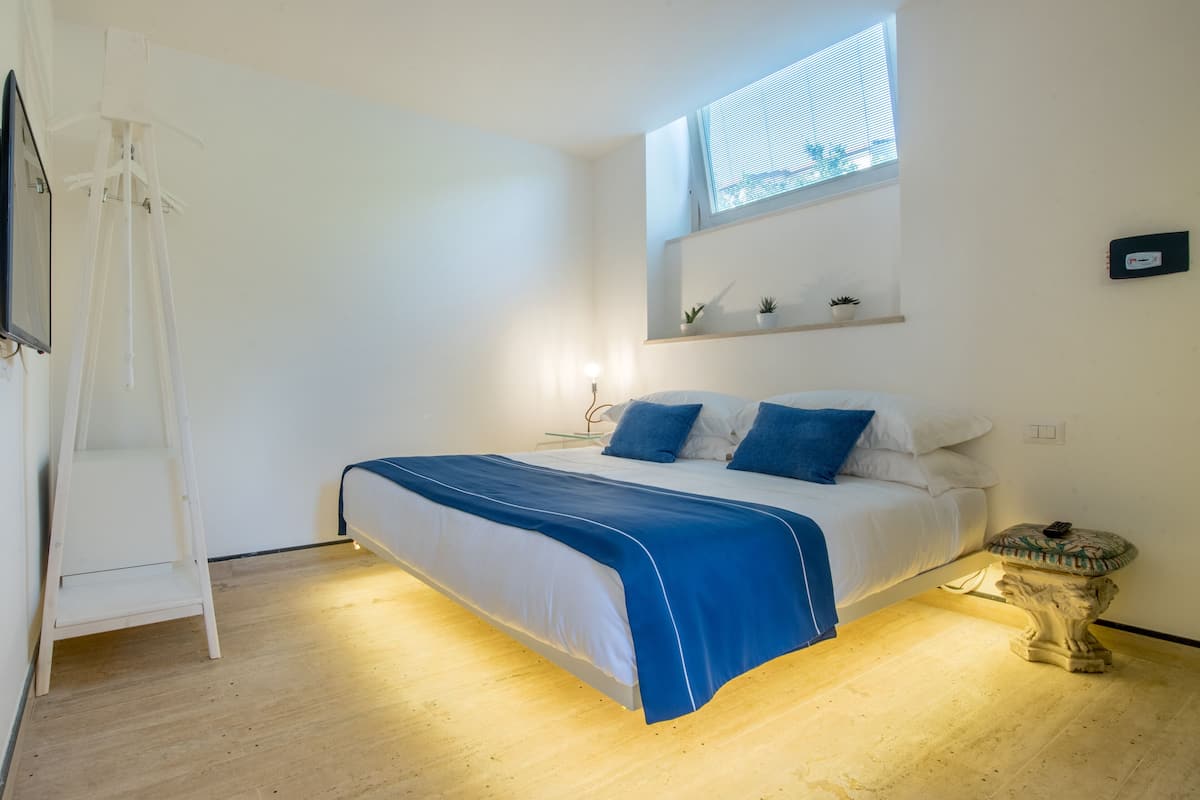 1 habitación, ropa de cama de alta calidad, cubrecamas y minibar