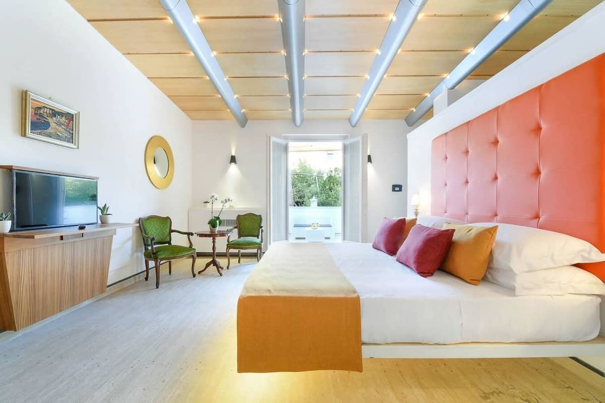 1 habitación, ropa de cama de alta calidad, cubrecamas y minibar