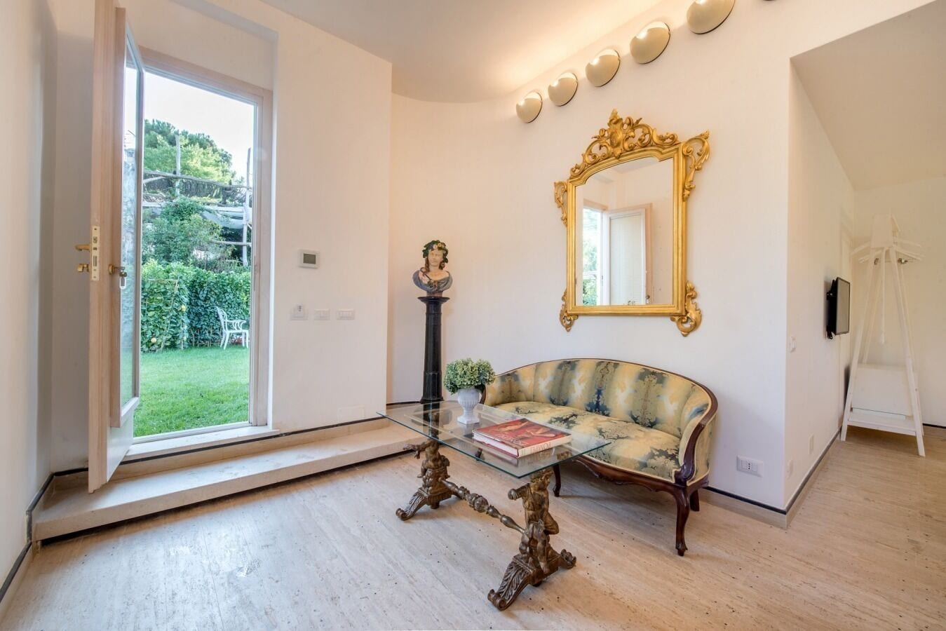 Classic Room | Living area | 32-inch Smart TV with satellite channels, TV