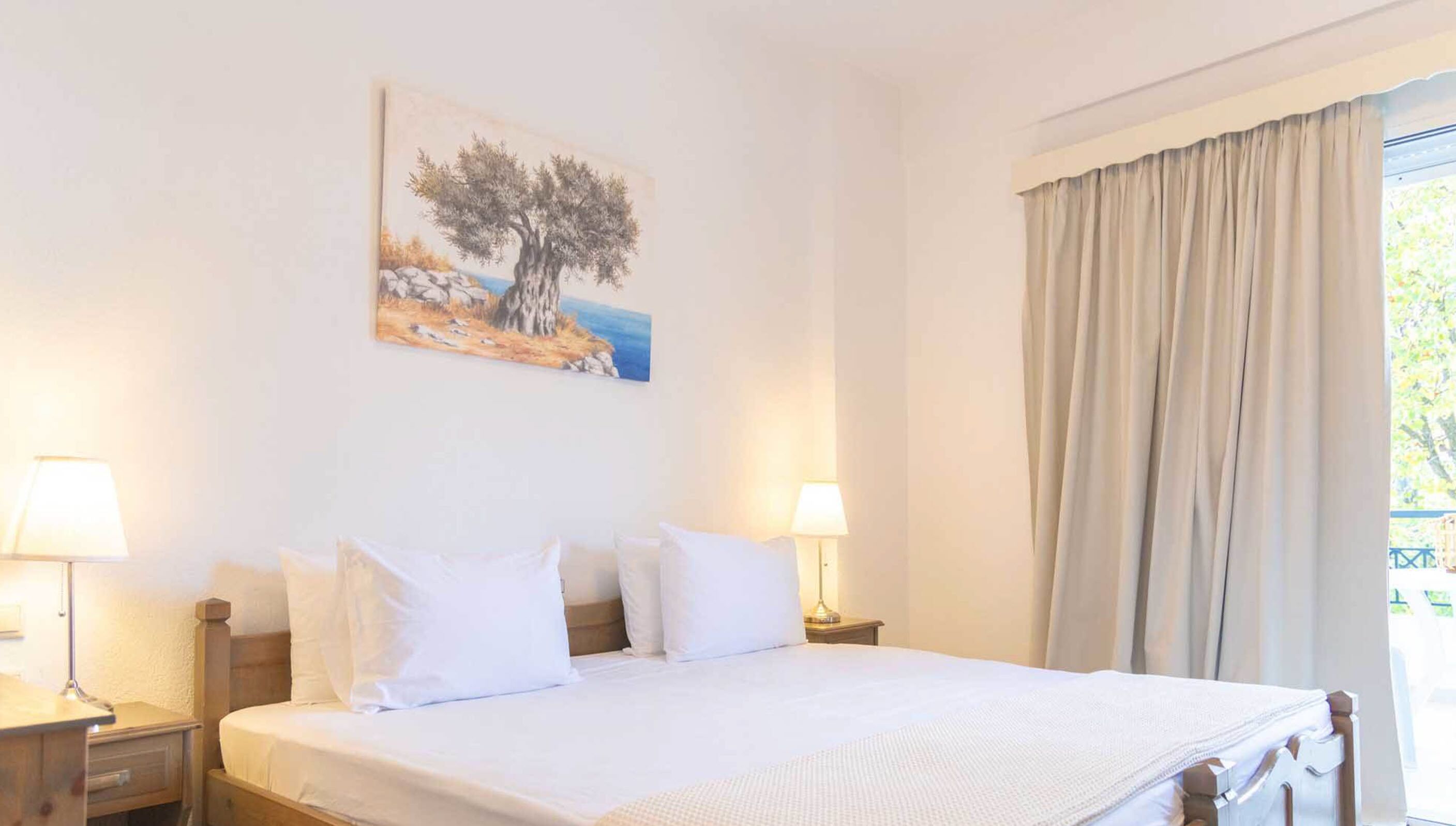 Studio | Skrivebord for bærbar PC, strykejern/-brett og barnesenger (inkludert)