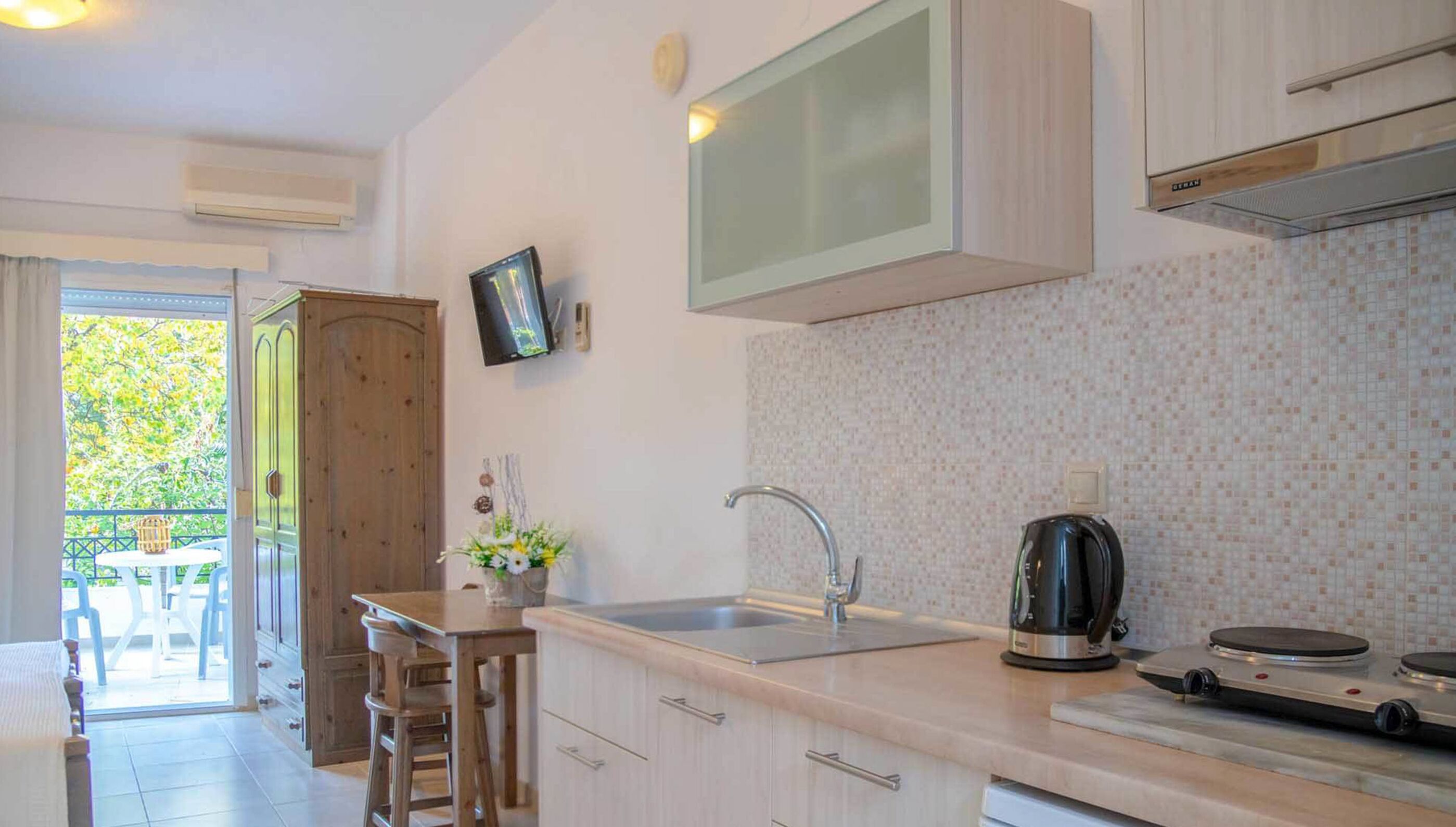 Studio | Coin cuisine privé | Mini réfrigérateur, plaque de cuisson, bouilloire électrique