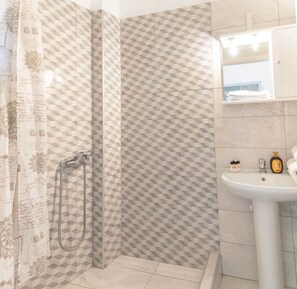 Double Studio Apartment | Bathroom shower - Anastasia Studios (Kassandra)