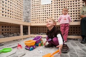 Zona de juegos infantil cubierta