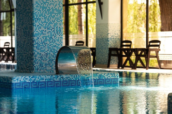 Couples treatment room(s), sauna, hot tub, steam room