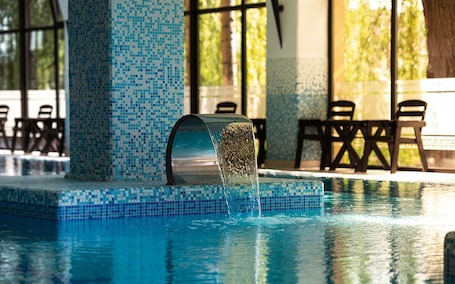 Couples treatment room(s), sauna, hot tub, steam room