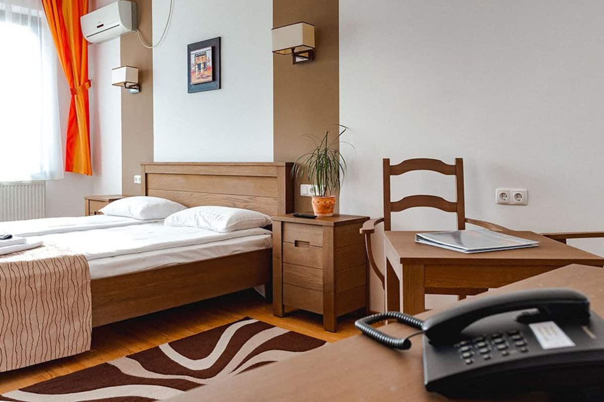 Economy Double Room | 1 bedroom, minibar, in-room safe, blackout drapes