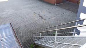 Una escalera de metal con barandilla que conduce a un edificio de ladrillo.