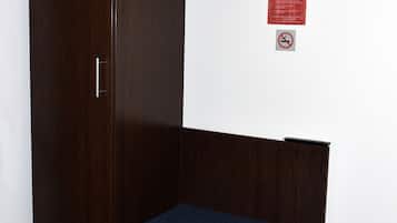 Single Room | Desk, free WiFi