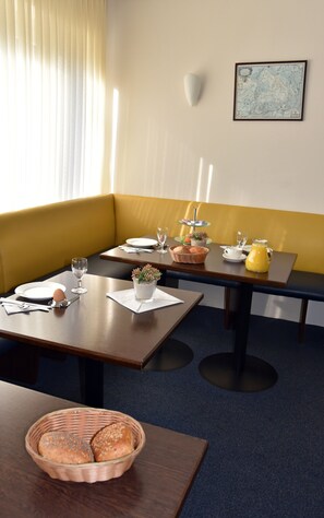 供應早餐 (每人 EUR6)