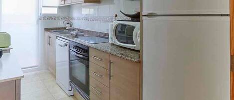 Jääkaappi, mikroaaltouuni, uuni, astianpesukone