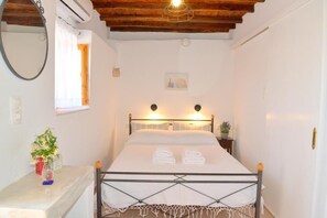 Double Room, Partial Sea View | Free WiFi, bed sheets - Palaios Rooms (Milos)