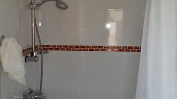 Apartment, 1 Schlafzimmer | Badezimmer | Dusche, Handtücher, Toilettenpapier