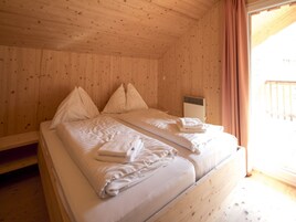 Chalet | 3 bedrooms, individually furnished, bed sheets
