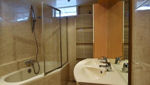 Bathroom - Lovely Holiday Home in Noordwijk With Garden (Noordwijk)