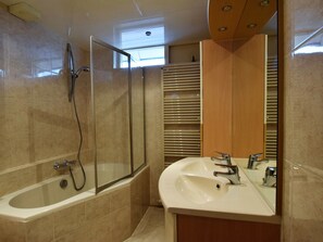 Combined shower/bathtub, towels - Lovely Holiday Home in Noordwijk With Garden (Noordwijk)