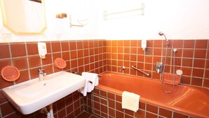 Apartment | Bathroom | Bathtub, towels - Spacious Apartment in Ramsau am Dachstein With Swimming Pool (Ramsau am Dachstein)