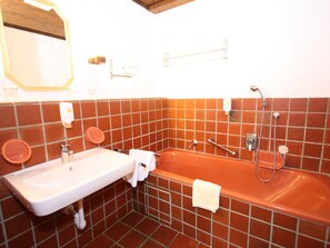 Apartment | Badezimmer | Badewanne, Handtücher