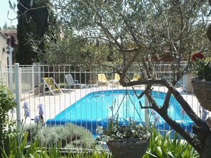 Outdoor pool - Comfortable Cottage With Pool, on Walking Distance From Town (L'Isle-sur-la-Sorgue)