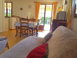 Living room - Comfortable Cottage With Pool, on Walking Distance From Town (L'Isle-sur-la-Sorgue)
