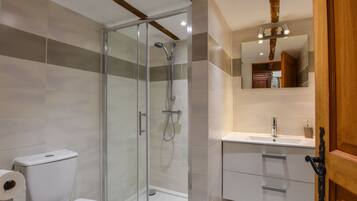 House | Bathroom | Shower, towels