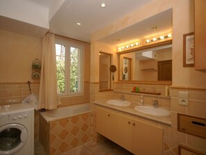 Villa | Badezimmer | Badewanne