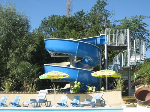 Well-kept Mobile Home Situated Among Vineyards in Dordogne