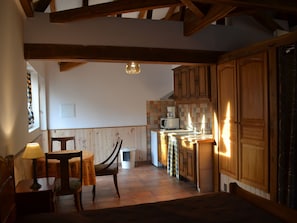 Dining - Well-kept Mobile Home Situated Among Vineyards in Dordogne (Saint-Andre-et-Appelles)