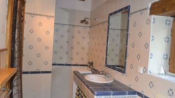 Apartment | Bilik Mandi | Pancuran mandi