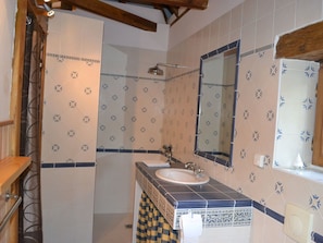Bathroom - Well-kept Mobile Home Situated Among Vineyards in Dordogne (Saint-Andre-et-Appelles)