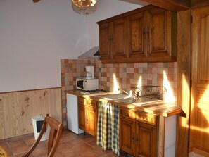 Private kitchen - Well-kept Mobile Home Situated Among Vineyards in Dordogne (Saint-Andre-et-Appelles)