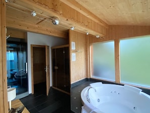 Bathtub, towels - Luxury Chalet in Klippitztörl With Ski Storage (Bad Sankt Leonhard im Lavanttal)