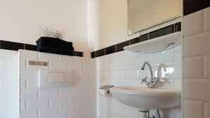 Casa | Baño | Regadera y toallas 