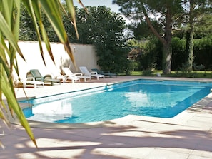 Outdoor pool - Comfy Holiday Home in Provence With Swimming Pool (Entraigues-sur-la-Sorgue)
