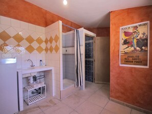 Bathroom - Comfy Holiday Home in Provence With Swimming Pool (Entraigues-sur-la-Sorgue)