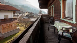 Balcony - Pleasing Apartment With Garden, Balcony, Garden Furniture (Hart im Zillertal)