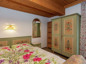 Individually furnished - Pleasing Apartment With Garden, Balcony, Garden Furniture (Hart im Zillertal)