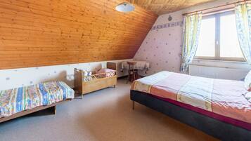House | 5 bedrooms, individually furnished, bed sheets