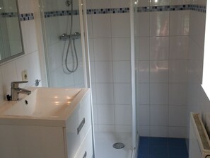 Chalet | Bathroom | Shower - Comfortable Chalet With Combi-microwave Near Amerongse Berg (Elst)