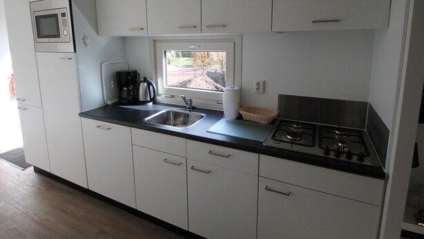 House | Private kitchen | Fridge, microwave, dishwasher, high chair - Good Chalet With Dishwasher, Surrounded by Forest (De Bult)