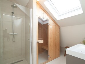 Ferienhaus | Badezimmer | Dusche, Handtücher