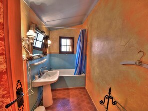 House | Bathroom | Combined shower/bathtub, towels - Superb Character House Near the Lovely Village of Tourtour (Tourtour)