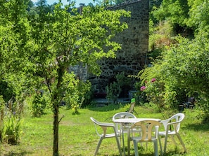 House | Garden - Cozy Countryside Escape in Auvergne (Saint-Privat-d'Allier)