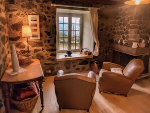 House | Living room - Cozy Countryside Escape in Auvergne (Saint-Privat-d'Allier)