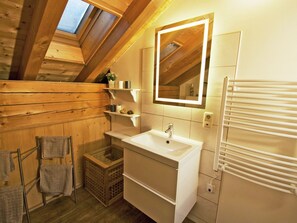 Chalet | Bathroom | Shower, towels - Luxurious Chalet in Tyrol With Jacuzzi (Ehrwald)