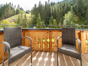 Chalet | Balcony - Chalet in Saalbach Near Ski Slopes (Saalbach-Hinterglemm)