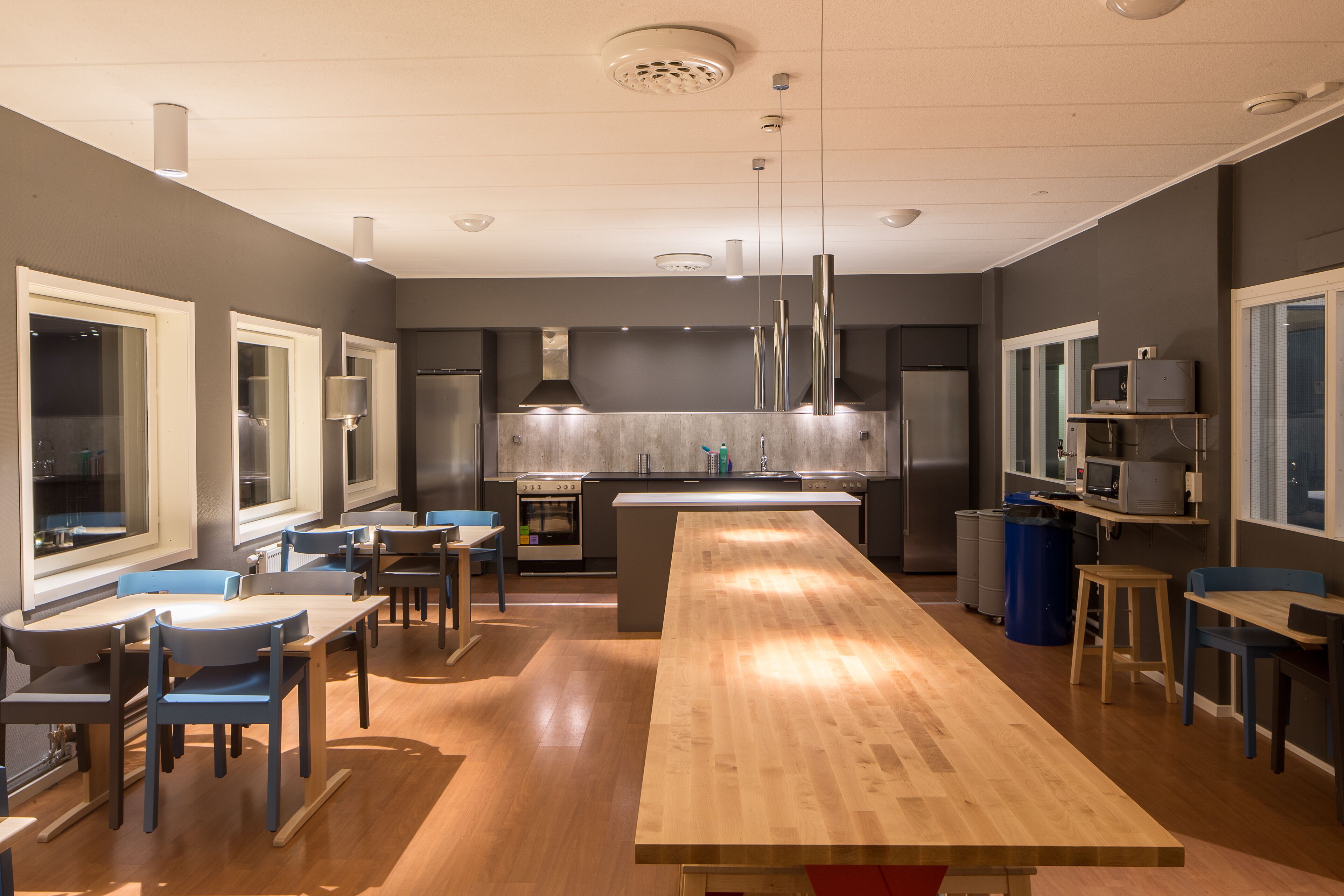 Una cocina moderna con una isla central, electrodomésticos integrados y gran espacio de encimera.