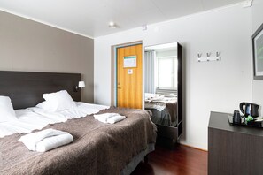 Chambre Standard avec lits jumeaux, salle de bain privée | Rideaux d’obscurcissement, fer et planche à repasser